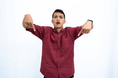 Asyalı adam, iş adamı ya da öğrenci konsepti kırmızı günlük gömlekler giyip fotokopi alanını mutlu ya da şaşırmış bir ifadeyle işaret ediyor. İzole edilmiş beyaz arkaplan.