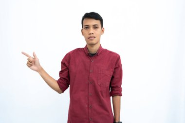 Asyalı bir adam, iş adamı ya da öğrenci konsepti kırmızı günlük bir gömlek giyiyor ve mutlu ya da şaşırmış bir yüzle fotokopi alanının kenarına bakıyor. İzole edilmiş beyaz arkaplan.
