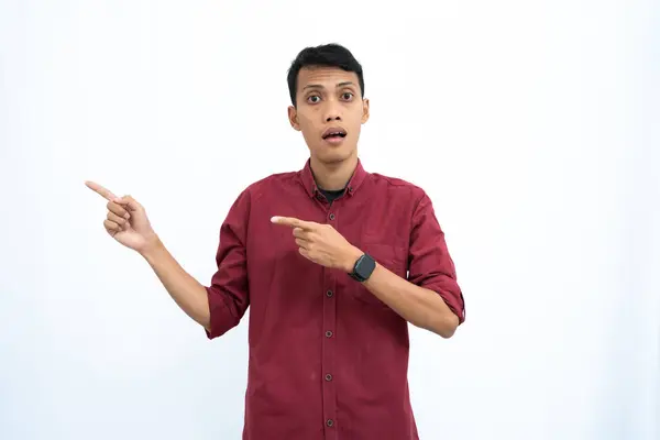 Asiatisk Mand Forretningsmand Eller Studenterkoncept Iført Rød Afslappet Skjorte Poserer - Stock-foto