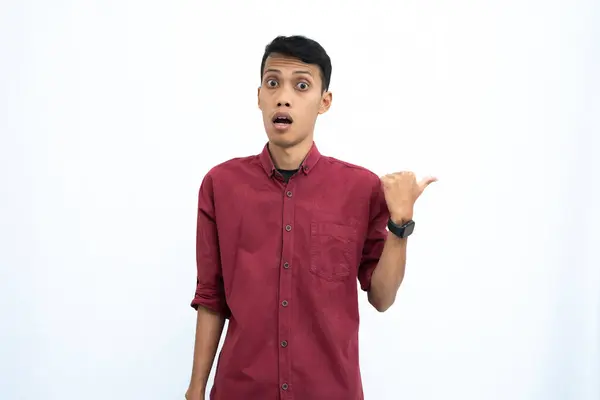 Pria Asia Pengusaha Atau Konsep Mahasiswa Mengenakan Kemeja Kasual Merah — Stok Foto