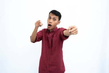 Asyalı bir adam, iş adamı ya da öğrenci konsepti kırmızı günlük kıyafetler giyip sana bakıyor. İzole edilmiş beyaz arkaplan.