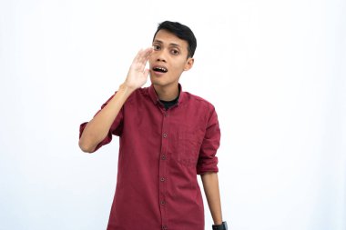 Asyalı adam, iş adamı ya da öğrenci konsepti kırmızı günlük gömlek giyiyor, el ele bağırıyor, bilgi veriyor ya da fısıldıyor, beyaz arka planda izole edilmiş..