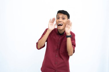 Asyalı adam, iş adamı ya da öğrenci konsepti kırmızı günlük gömlek giyiyor, el ele bağırıyor, bilgi veriyor ya da fısıldıyor, beyaz arka planda izole edilmiş..