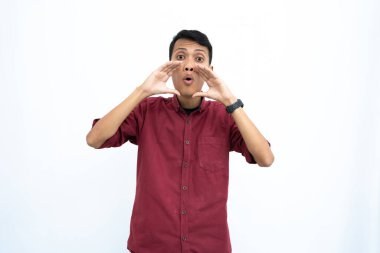 Asyalı adam, iş adamı ya da öğrenci konsepti kırmızı günlük gömlek giyiyor, el ele bağırıyor, bilgi veriyor ya da fısıldıyor, beyaz arka planda izole edilmiş..