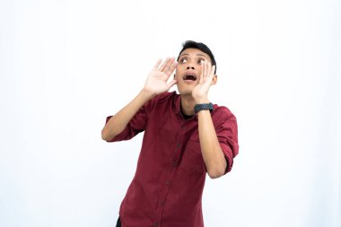 Asyalı adam, iş adamı ya da öğrenci konsepti kırmızı günlük gömlek giyiyor, el ele bağırıyor, bilgi veriyor ya da fısıldıyor, beyaz arka planda izole edilmiş..