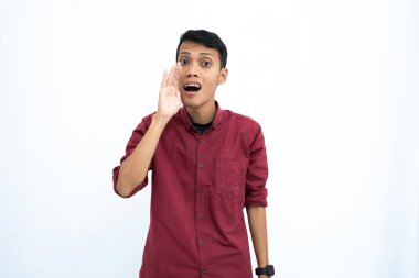 Asyalı adam, iş adamı ya da öğrenci konsepti kırmızı günlük gömlek giyiyor, el ele bağırıyor, bilgi veriyor ya da fısıldıyor, beyaz arka planda izole edilmiş..