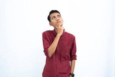 Asyalı bir adam, iş adamı ya da öğrenci konsepti kırmızı günlük düşünce pozu giyiyor, fikir arıyor, kafaları karışıyor. İzole edilmiş beyaz arkaplan.