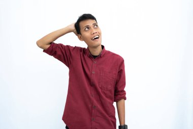 Asyalı bir adam, iş adamı ya da öğrenci konsepti kırmızı günlük düşünce pozu giyiyor, fikir arıyor, kafaları karışıyor. İzole edilmiş beyaz arkaplan.