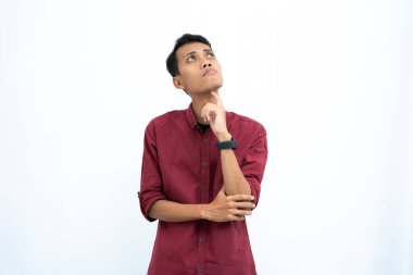 Asyalı bir adam, iş adamı ya da öğrenci konsepti kırmızı günlük düşünce pozu giyiyor, fikir arıyor, kafaları karışıyor. İzole edilmiş beyaz arkaplan.