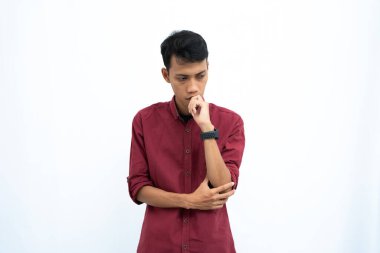 Asyalı bir adam, iş adamı ya da öğrenci konsepti kırmızı günlük düşünce pozu giyiyor, fikir arıyor, kafaları karışıyor. İzole edilmiş beyaz arkaplan.