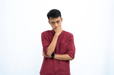 Asyalı bir adam, iş adamı ya da öğrenci konsepti kırmızı günlük düşünce pozu giyiyor, fikir arıyor, kafaları karışıyor. İzole edilmiş beyaz arkaplan.