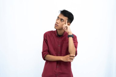 Asyalı bir adam, iş adamı ya da öğrenci konsepti kırmızı günlük düşünce pozu giyiyor, fikir arıyor, kafaları karışıyor. İzole edilmiş beyaz arkaplan.