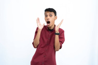 Asyalı bir adam, iş adamı ya da öğrenci konsepti kırmızı günlük gömlek giyen mutlu ve yeni bir ruha sahip. İzole edilmiş beyaz arkaplan.