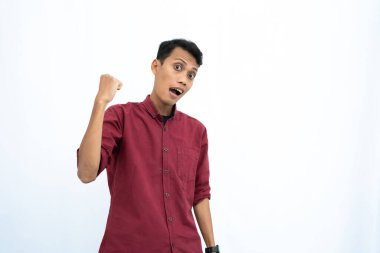 Asyalı bir adam, iş adamı ya da öğrenci konsepti kırmızı günlük gömlek giyen mutlu ve yeni bir ruha sahip. İzole edilmiş beyaz arkaplan.