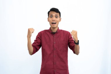 Asyalı bir adam, iş adamı ya da öğrenci konsepti kırmızı günlük gömlek giyen mutlu ve yeni bir ruha sahip. İzole edilmiş beyaz arkaplan.