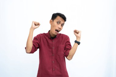 Asyalı bir adam, iş adamı ya da öğrenci konsepti kırmızı günlük gömlek giyen mutlu ve yeni bir ruha sahip. İzole edilmiş beyaz arkaplan.