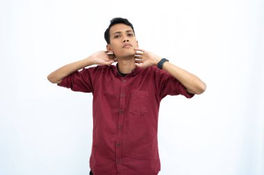 Asyalı bir adam, iş adamı ya da öğrenci konsepti kırmızı günlük gömlek giyiyor. Onaylıyor musun? İzole edilmiş beyaz arkaplan.