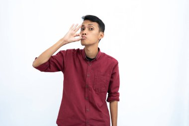 Asyalı bir adam, iş adamı ya da öğrenci konsepti kırmızı günlük gömlek giyiyor. Onaylıyor musun? İzole edilmiş beyaz arkaplan.