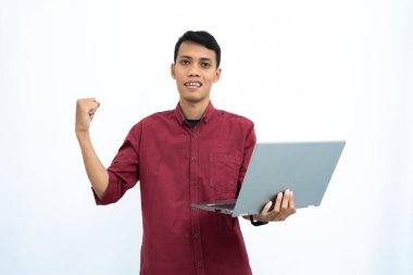 Asyalı bir adam, iş adamı ya da öğrenci konsepti kırmızı günlük kıyafetler giyip minimalist bir dizüstü bilgisayar taşıyor. İzole edilmiş beyaz arkaplan.