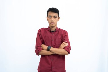 Asyalı adam, iş adamı ya da öğrenci konsepti kırmızı günlük kıyafetler giyiyor, rahat ve havalı poz veriyor. İzole edilmiş beyaz arkaplan.