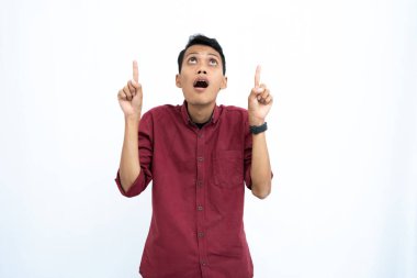 Asyalı bir adam, iş adamı ya da öğrenci konsepti kırmızı günlük gömlekler giyiyor ve yüzünde mutlu ya da şaşırmış bir ifadeyle fotokopi odasına bakıyor. İzole edilmiş beyaz arkaplan.