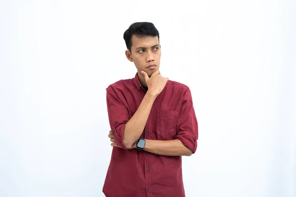 Azjata Biznesmen Czy Student Czerwonej Luźnej Koszuli Szukający Pomysłów Pomylony — Zdjęcie stockowe