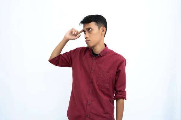 アジアの男 ビジネスや学生のコンセプト 赤いカジュアルなシャツの考えのポーズを着用 アイデアを探して アイデアを得る 隔離された白い背景 — ストック写真