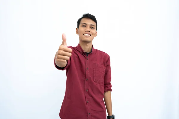 Azjata Biznesmen Czy Student Czerwonej Luźnej Koszuli Kciukami Górze Izolowane — Zdjęcie stockowe