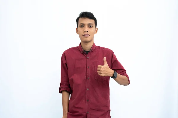 アジア人男性 ビジネスマン または学生のコンセプトは 親指を示す赤いカジュアルなシャツを着て 同意します 隔離された白い背景 — ストック写真