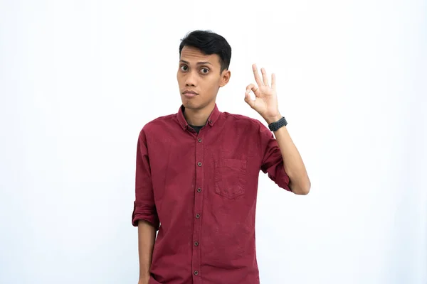 Asyalı Bir Adam Adamı Öğrenci Konsepti Kırmızı Günlük Gömlek Giyiyor — Stok fotoğraf