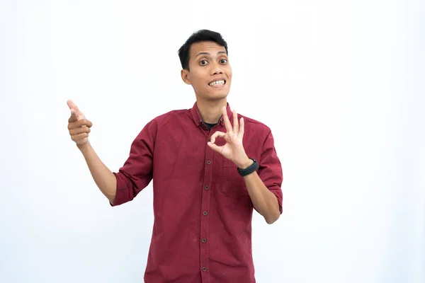 Азиат Бизнесмен Студент Красной Повседневной Рубашке Показывающей Большие Пальцы Вверх — стоковое фото