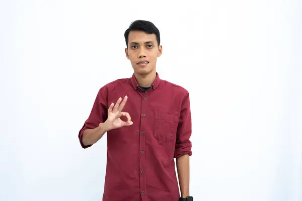 Asijský Muž Obchodník Nebo Studentský Koncept Červené Neformální Košili Ukazující — Stock fotografie