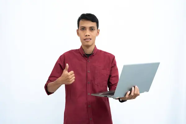 亚洲人的男人 商人或学生的概念穿着红色休闲装优雅的姿势携带简约的笔记本电脑 孤立的白色背景 — 图库照片