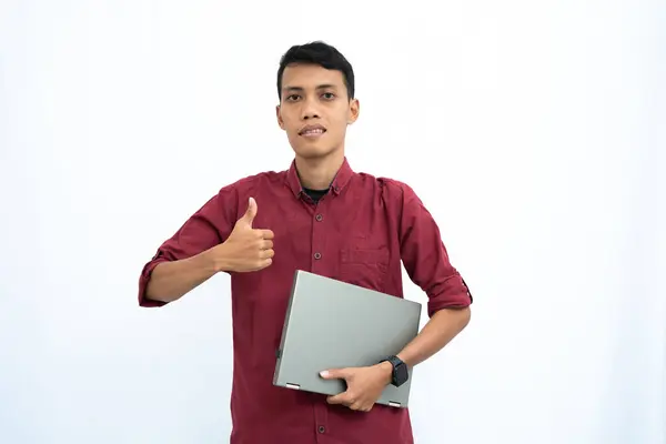 Azjata Biznesmen Czy Student Czerwonym Luźnym Ubraniu Minimalistycznym Laptopem Izolowane — Zdjęcie stockowe