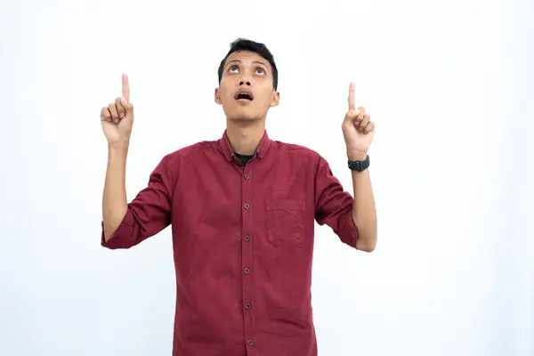 Pria Asia Pengusaha Atau Mahasiswa Konsep Mengenakan Kemeja Kasual Merah — Stok Foto