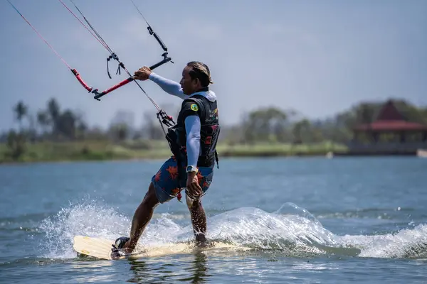 Kitesurfen Ein Männlicher Surfer Reitet Auf Einer Wunderschönen Kulisse Von — Stockfoto