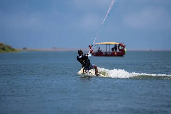 Kitesurf Surfista Masculino Cabalga Sobre Hermoso Telón Fondo Puentes Costas —  Fotos de Stock