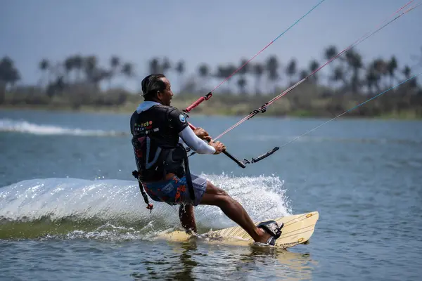 Kitesurf Surfista Masculino Cabalga Sobre Hermoso Telón Fondo Puentes Costas — Foto de Stock