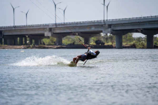 Kitesurfing Samec Surfař Jezdí Krásném Pozadí Mostů Pobřeží Provádí Všechny — Stock fotografie