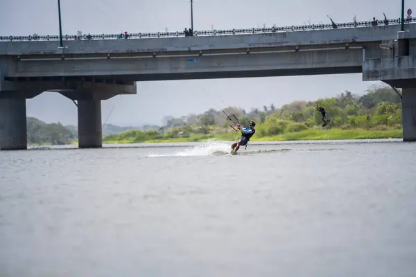Kitesurf Surfista Masculino Cabalga Sobre Hermoso Telón Fondo Puentes Costas — Foto de Stock