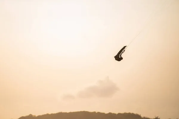 Kitesurfingu Surfer Jeździ Pięknym Tle Mostów Linii Brzegowej Zachodzie Słońca — Zdjęcie stockowe
