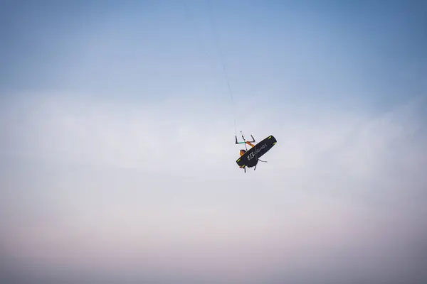 Kitesurfen Een Surfer Die Allerlei Stunts Doet Bij Zonsondergang Internationale — Stockfoto