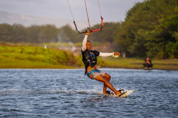 Kitesurfen Een Mannelijke Surfer Rijdt Een Prachtige Achtergrond Van Bruggen — Stockfoto