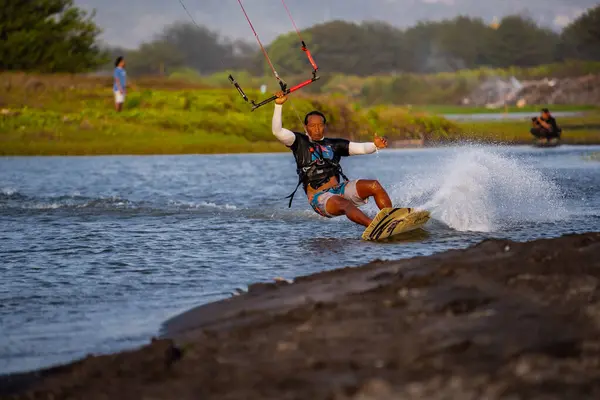 Kitesurfen Een Mannelijke Surfer Rijdt Een Prachtige Achtergrond Van Bruggen — Stockfoto