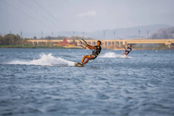 Kitesurfing Samec Surfař Jezdí Krásném Pozadí Mostů Pobřeží Provádí Všechny — Stock fotografie