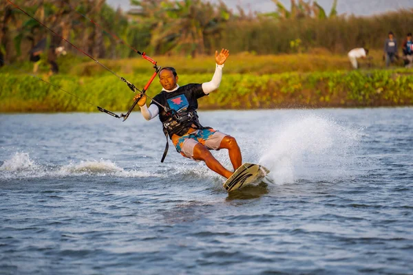 风筝冲浪 一名男性冲浪运动员在美丽的桥面和海岸线上骑马 表演各种特技表演 休闲概念 印度尼西亚日惹 2023年8月26日 — 图库照片
