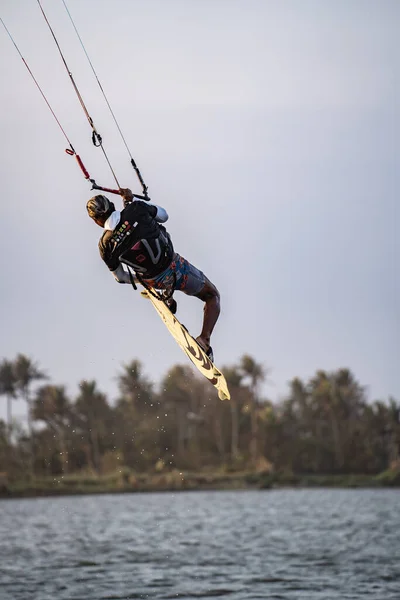 Kitesurfen Ein Surfer Der Bei Sonnenuntergang Alle Möglichen Stunts Macht — Stockfoto