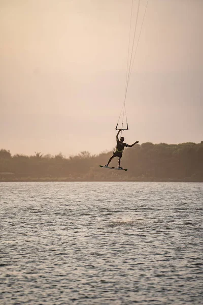Kitesurfing Surfare Rider Vacker Bakgrund Broar Och Kustlinje Vid Solnedgången — Stockfoto