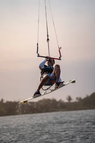 Kitesurfing Surfare Som Gör Alla Möjliga Stunts Vid Solnedgången Internationell — Stockfoto