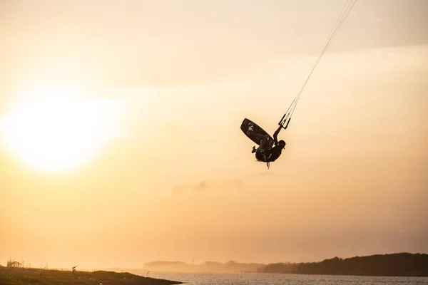 Риболовля Серфер Їде Красивому Тлі Мостів Берегової Лінії Заході Сонця — стокове фото